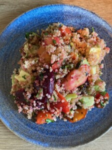 Lauwarmer Salat aus Quinoa und Wurzelgemüse
